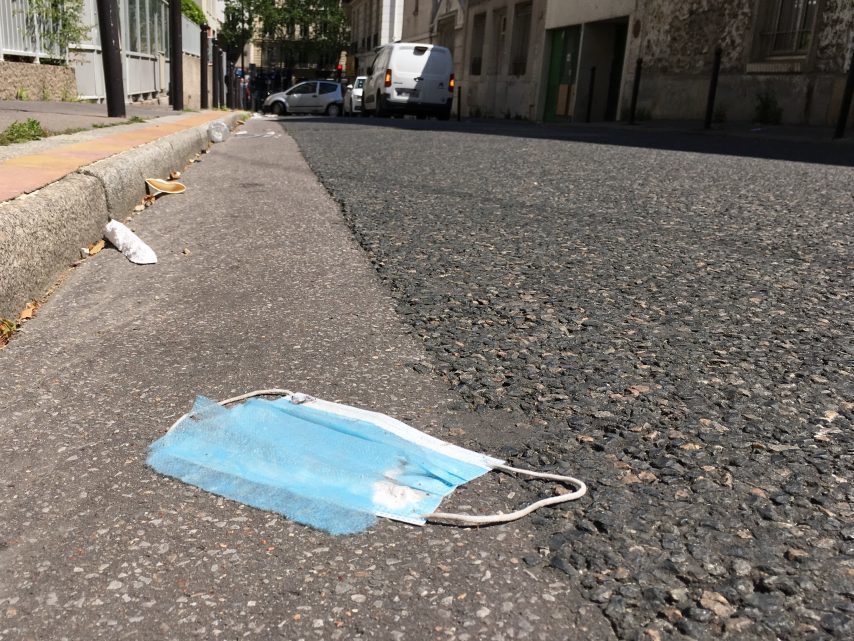 Les masques jetés par terre : la nouvelle plaie dans les rues de Paris